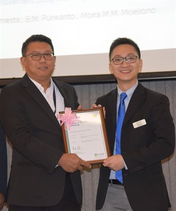 Dilip Mutum receiving the Highly Commended paper award