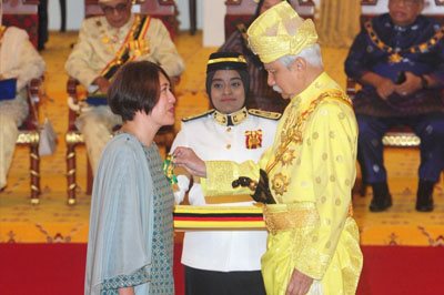 tile-alumni-news-tricia-yeoh-with sultan