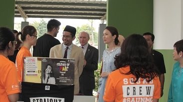 Tuanku Zara with new students