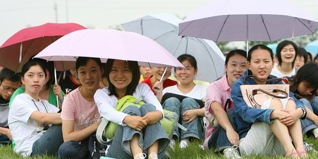 Students under umbrella at Ningbo