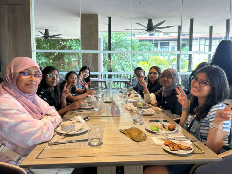University induction week: new students enjoying lunch together on campus.