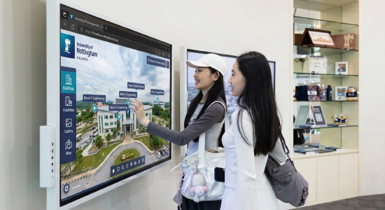 tile-fsc-main-students-viewing-campus-virtual-tour