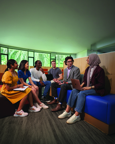 a group if student and lecturer is having a discussion