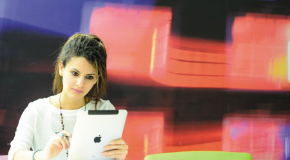 290x160_ipadgirl