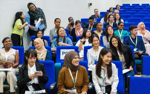 article-training-thinker-inside-auditorium