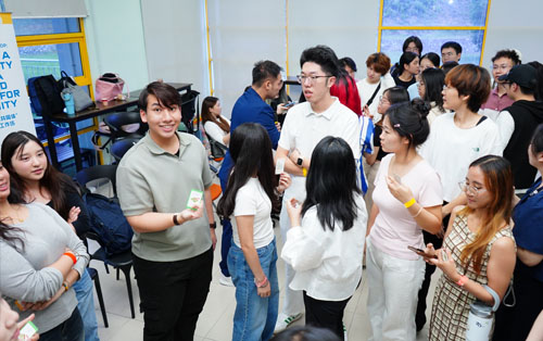 article-youth-workshop-student-crowd