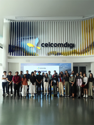 nottingham student taking picture at digicelcom