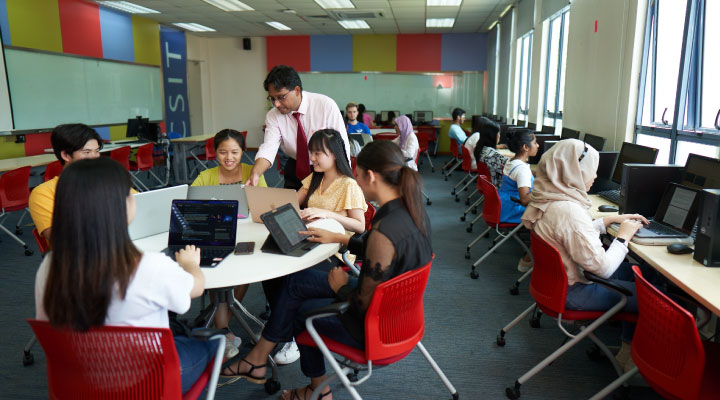 UNM Computer Science class with students and lecturer