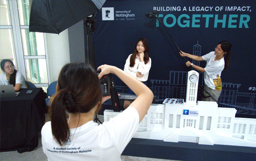 article-UNM-career-fair-student-take-picture