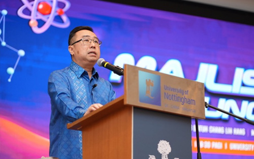 article-mosti-minister-on-stage