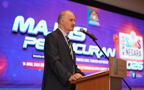 article-mosti-unm-David-on-stage