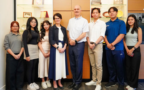 article-prof-jane-engage-UNM-student