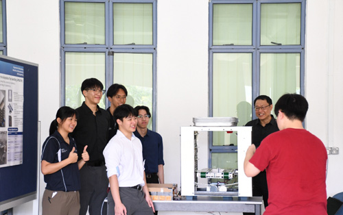 article-students-with-project