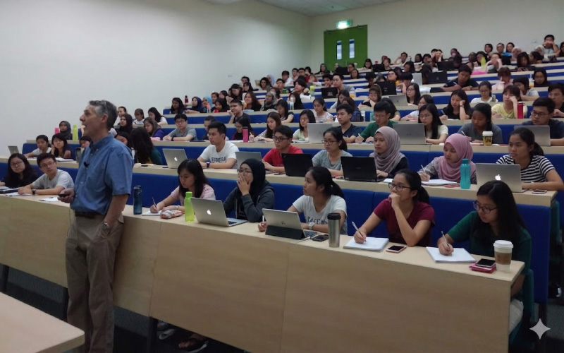 Pharmacy classroom interaction during UK delegation visit to Nottingham Malaysia
