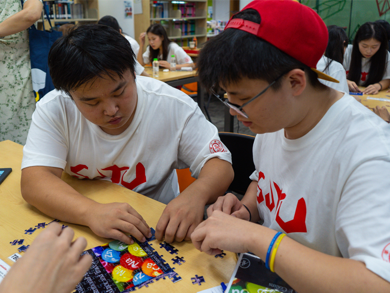 pace gallery student playing game in UNM